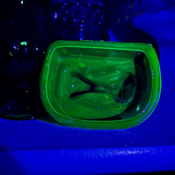 Boyds Glass Cupped Praying Hands – Uranium Vaseline Glass – Limited Edition – Gl - Picture 7 of 11